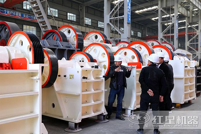 用戶到廠參觀鄂式破碎機