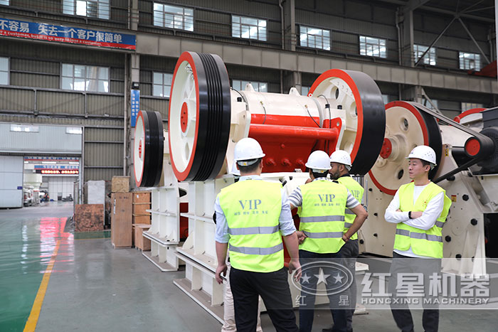 印度客戶到車(chē)間參觀鄂式破碎機(jī) 印度客戶到車(chē)間參觀鄂式破碎機(jī)