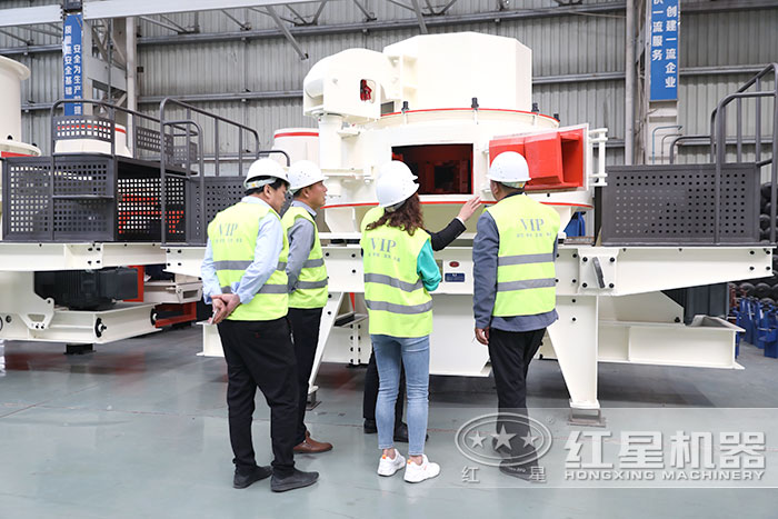 用戶參觀石子制沙機(jī) 用戶參觀石子制沙機(jī)