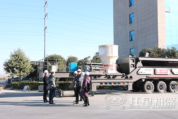 用戶到廠參觀車載式石子磕碎機 用戶到廠參觀車載式石子磕碎機