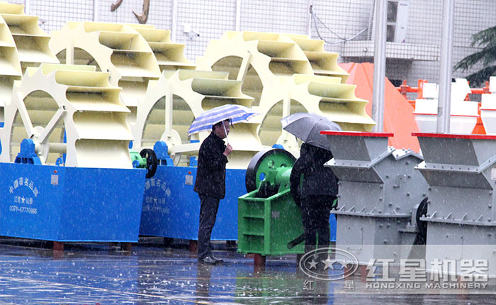 客戶冒雨參觀選購大型洗砂機
