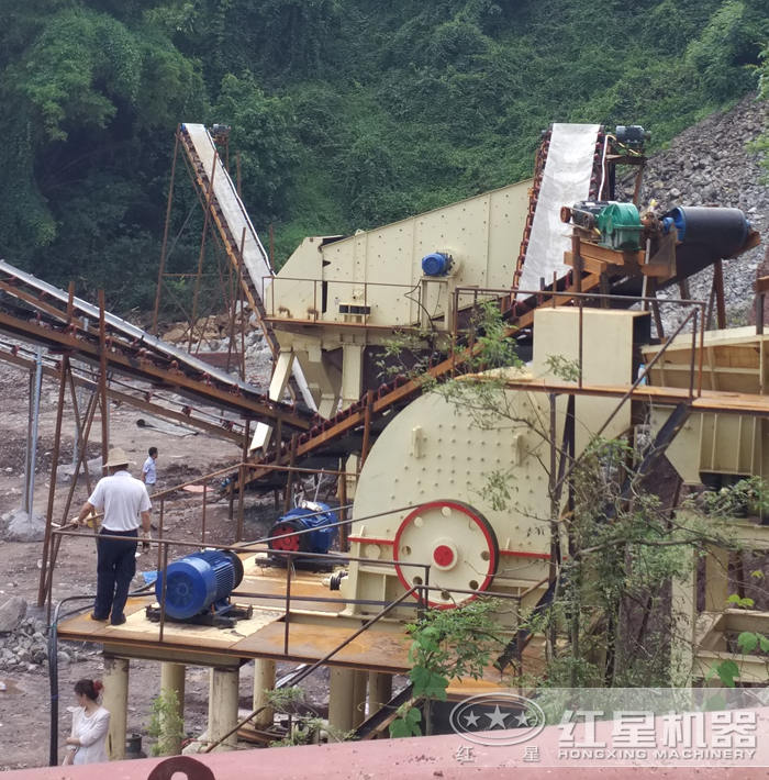 重錘式破碎機(jī)作業(yè)現(xiàn)場(chǎng) 重錘式破碎機(jī)作業(yè)現(xiàn)場(chǎng)