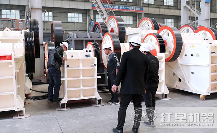 紅星鄂式破碎機用戶到廠參觀
