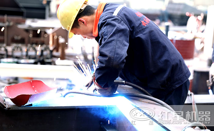 紅星技術(shù)工人車間焊接作業(yè)中 紅星技術(shù)工人車間焊接作業(yè)中