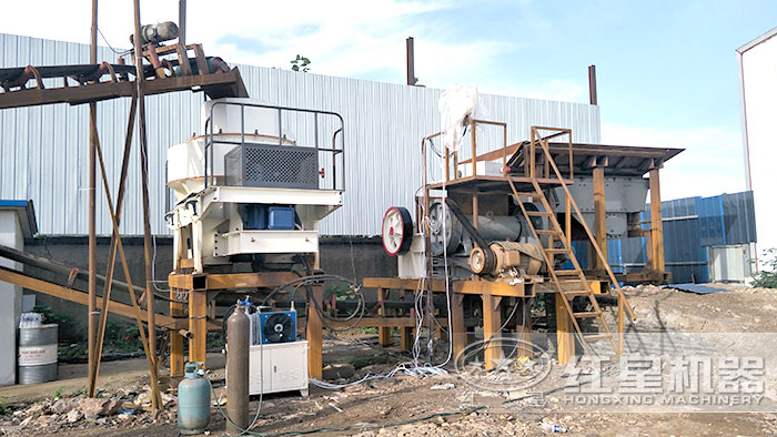 鵝卵石加工成砂子---制砂現(xiàn)場 鵝卵石加工成砂子---制砂現(xiàn)場