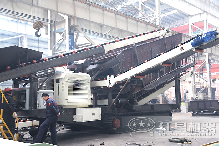移動破碎機裝置作業中