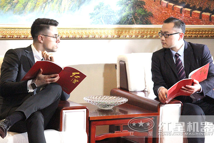 紅星人員為國(guó)外用戶講解