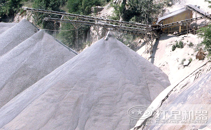 制砂生產(chǎn)現(xiàn)場(chǎng)出料圖