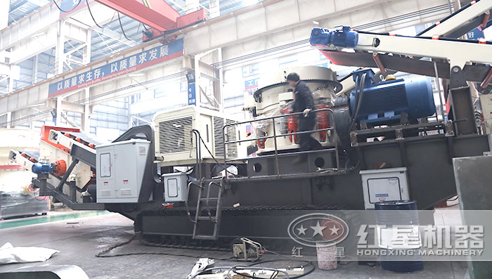 紅星履帶移動式砂石粉碎機車間安裝中 紅星履帶移動式砂石粉碎機車間安裝中