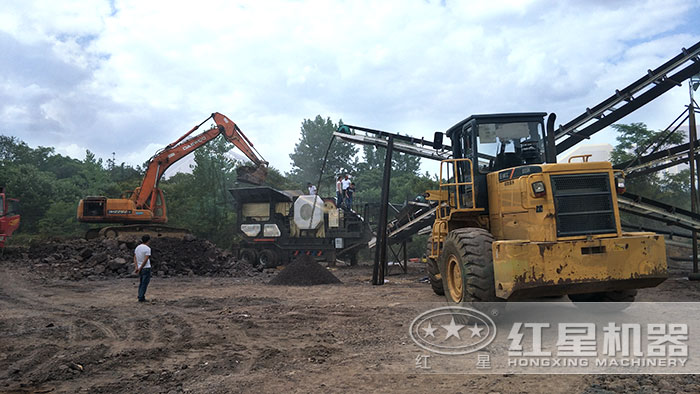 移動碎煤機搭載顎式破碎機生產作業現場 移動碎煤機搭載顎式破碎機生產作業現場