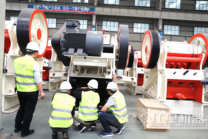 紅星大型鄂式破碎機(jī)車間用戶參觀