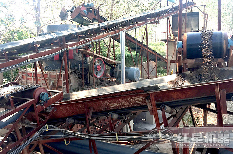 運行中的大型圓錐破碎機現(xiàn)場 運行中的大型圓錐破碎機現(xiàn)場