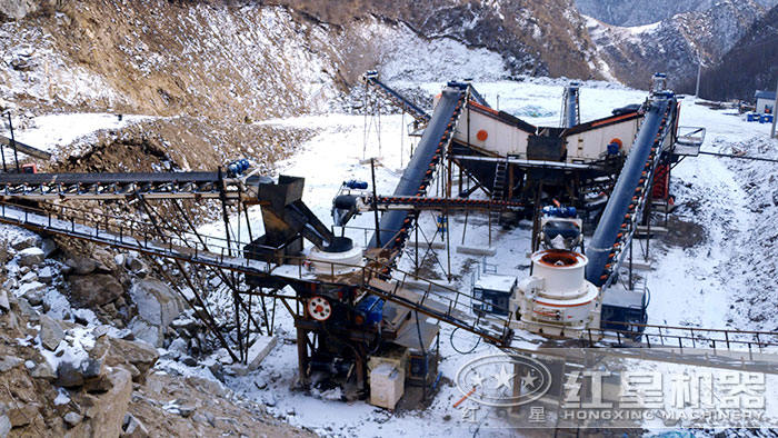 沖擊式破碎機(jī)作業(yè)現(xiàn)場(chǎng) 沖擊式破碎機(jī)作業(yè)現(xiàn)場(chǎng)