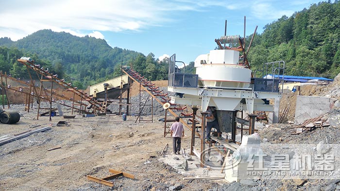 正在搭建的成套制砂機設(shè)備