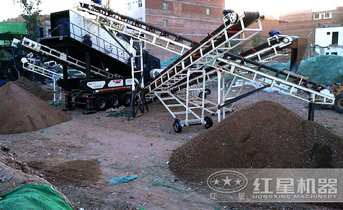 輪胎設(shè)計(jì)的建筑垃圾粉碎機(jī)現(xiàn)場(chǎng)