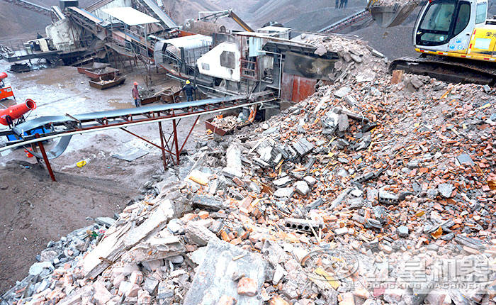 車載移動粉碎機處理建筑渣土施工作業現場 車載移動粉碎機處理建筑渣土施工作業現場