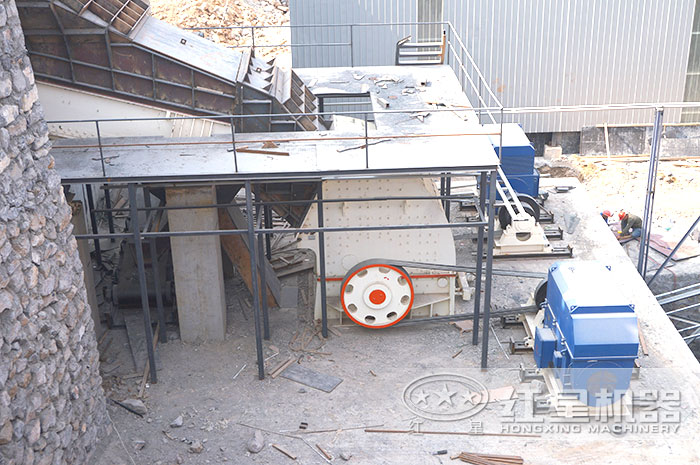 錘式破碎機作業現場 錘式破碎機作業現場