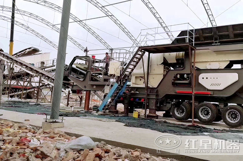 輪胎移動破處理建筑垃圾現場 輪胎移動破處理建筑垃圾現場