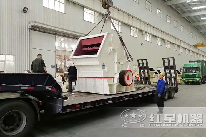 反擊破石機車間裝車發貨