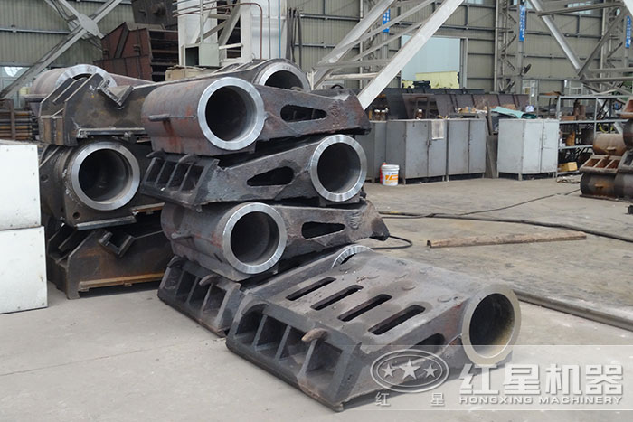 紅星機(jī)器大型鄂式破碎機(jī)配件區(qū)