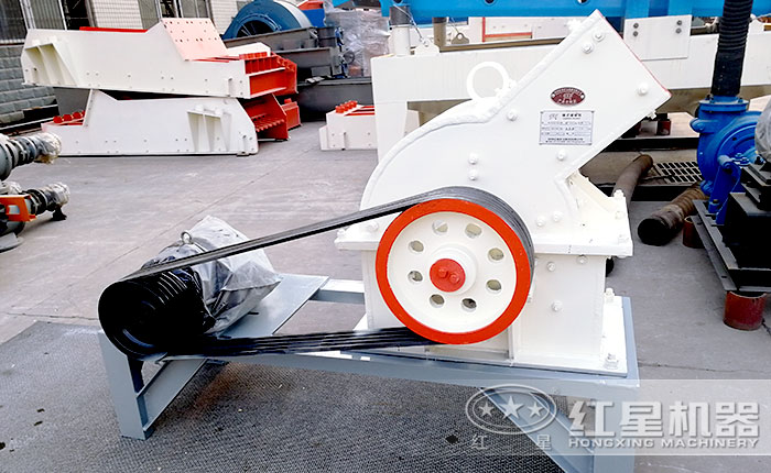 小型錘式石子破碎機廠區一角 小型錘式石子破碎機廠區一角