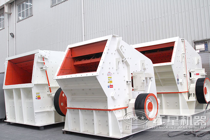 大型反擊破碎機(jī)車間