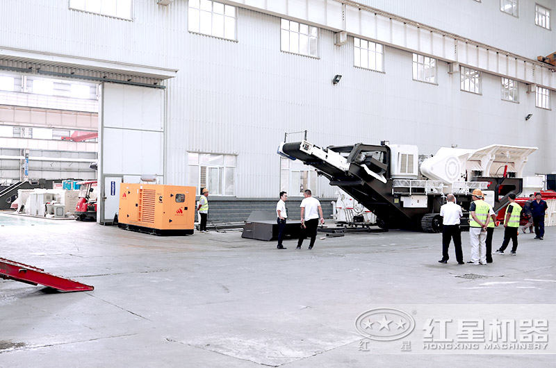 客戶參觀移動破碎機車間圖 客戶參觀移動破碎機車間圖
