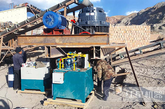 圓錐式破碎機(jī)石子生產(chǎn)現(xiàn)場 圓錐式破碎機(jī)石子生產(chǎn)現(xiàn)場