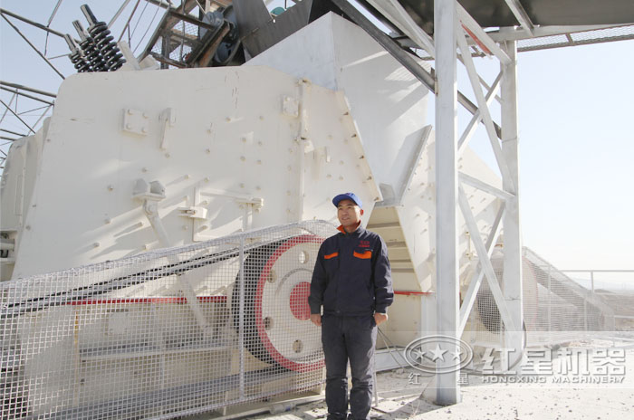 廣西石灰石大型碎石生產(chǎn)現(xiàn)場 廣西石灰石大型碎石生產(chǎn)現(xiàn)場