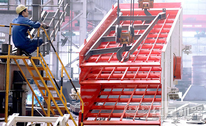 紅星機器工人認真工作