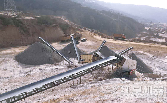 反擊式破碎機(jī)加工青石現(xiàn)場(chǎng)