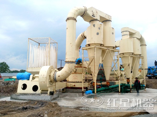 環(huán)保雷蒙磨粉機工作現場