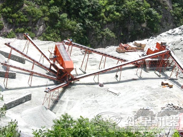 新型環(huán)保砂石生產(chǎn)線現(xiàn)場(chǎng)