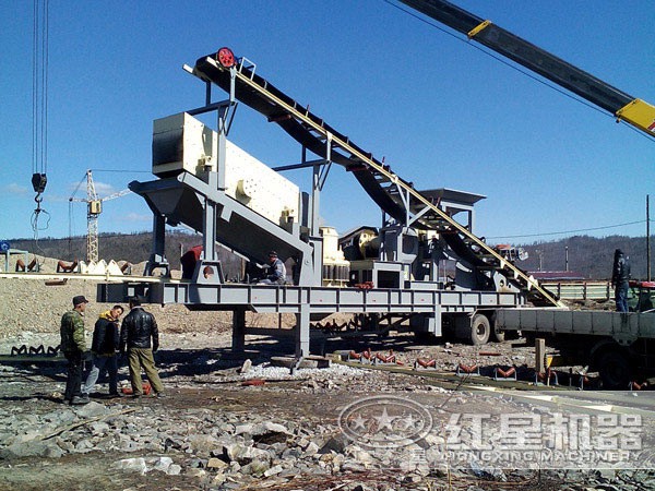 鵝卵石車載破碎機生產(chǎn)現(xiàn)場