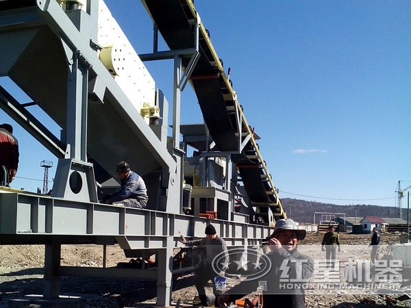 新型輪胎車載碎石機現場安裝圖